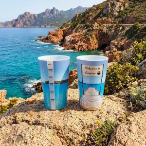 Verre doseur gradué souvenir de Corse motif plage de Santa Giulia présenté recto verso