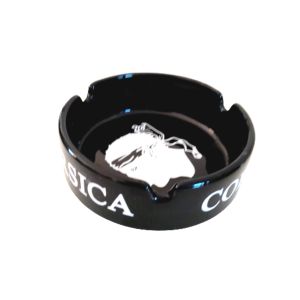 Cendrier Corsica en verre noir motif Tête de Maure posé sur une table en bois