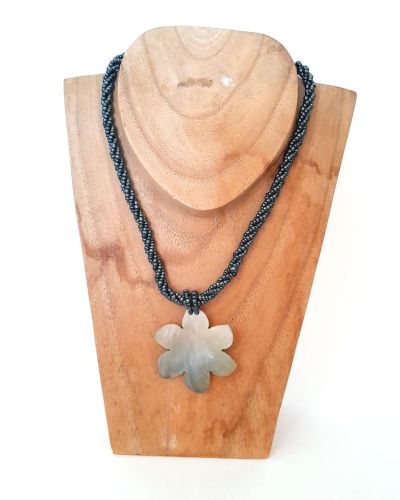 Collier Fleur nacrée