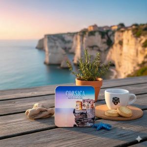Sous verres Bonifacio aurore en liège posés sur une table en bois extérieure face aux falaises de Bonifacio.