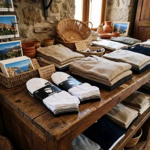Lot de 3 paires de chaussettes Corsica , blanche, grise et noires sur une etagere vue sur la mer Corse
