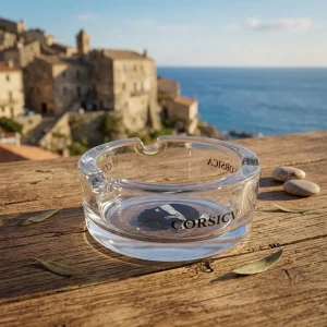 Cendrier Corsica transparent verre posé sur une table de terrasse