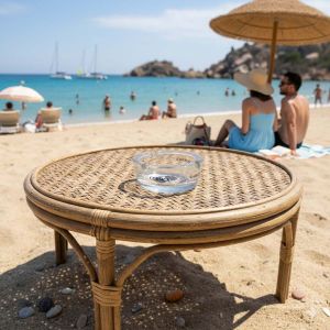 Cendrier Corsica transparent verre posé sur une table de terrasse