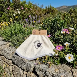 Torchon rond en éponge écru Casa Mea brodé Corsica et Tête de Maure sur muret en pierre