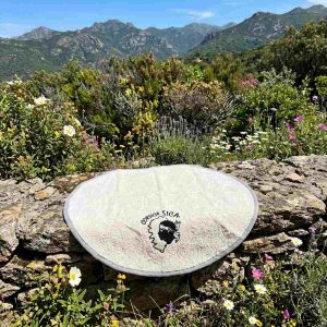 Torchon rond en éponge écru Casa Mea brodé Corsica et Tête de Maure sur muret en pierre