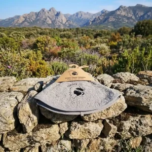 Torchon rond en éponge gris Casa Mea brodé Corsica et Tête de Maure sur muret en pierre