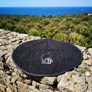 Torchon rond en éponge noir Casa Mea brodé Corsica et Tête de Maure sur muret en pierre